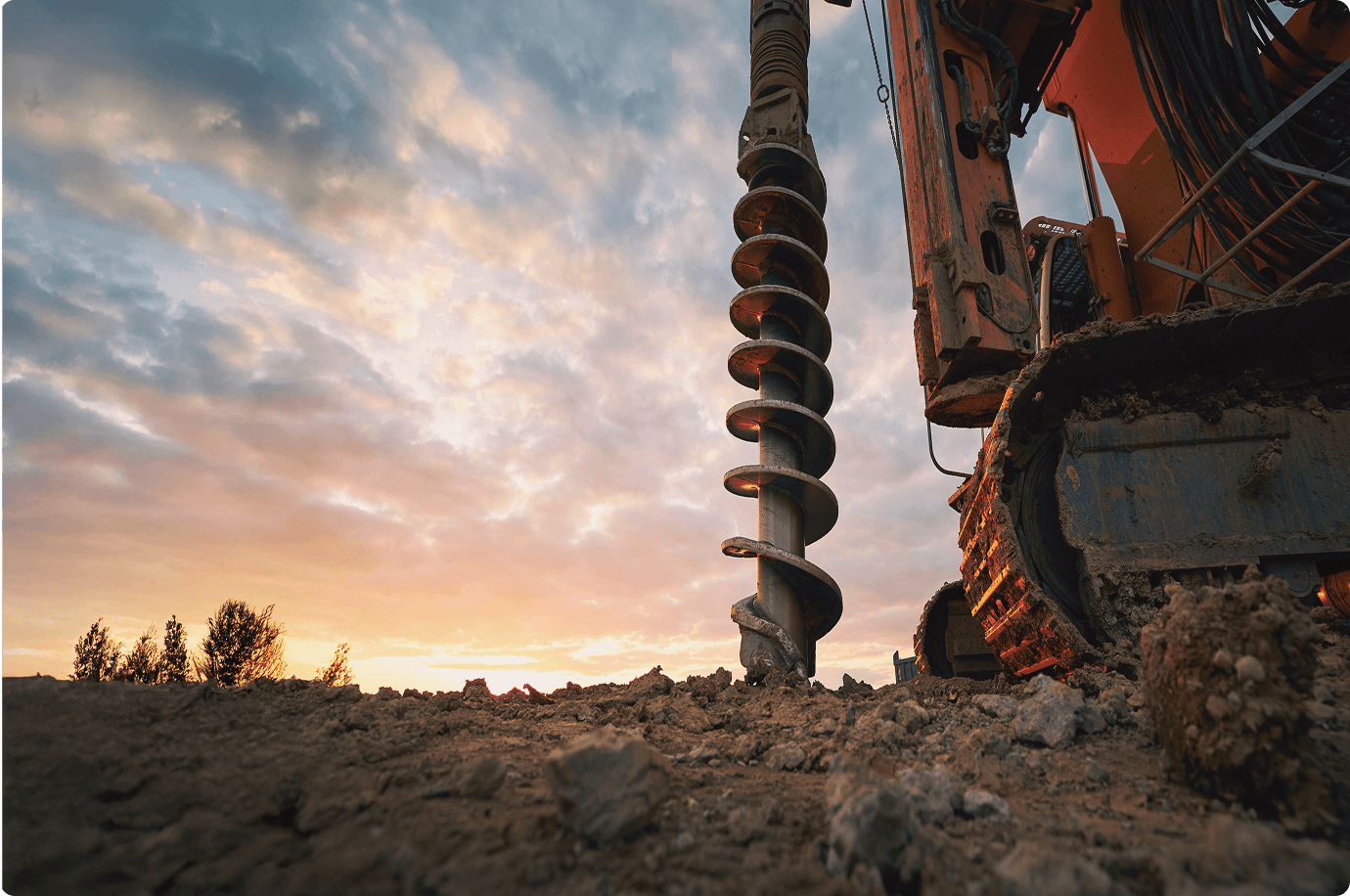 Utilaj de foraj în acțiune, vedere de ansamblu